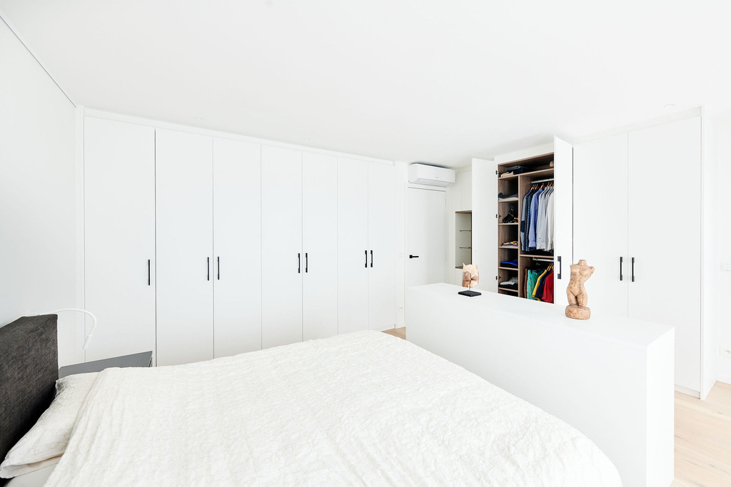 Dressing blanc sur mesure dans la chambre à coucher d'Ilse