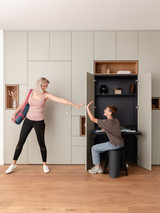 Bibliothèque sur mesure avec bureau escamotable intégré, permettant aux enfants comme aux adultes de disposer d’un espace de travail discret et fonctionnel au quotidien