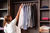 pendre des chemises dans un dressing sur mesure