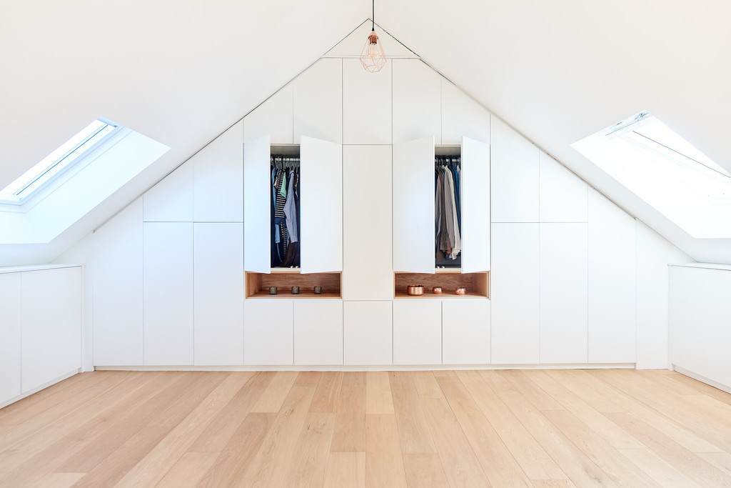 Gesloten dressing op maat onder het dak Camber