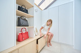 vestiaire sur mesure avec des tiroirs pour les chaussures