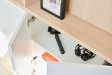 Détail d’un bureau sur mesure avec rangement organisé et accessoires.