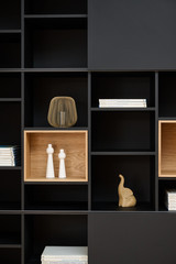 niches noires et bois clair style hotel