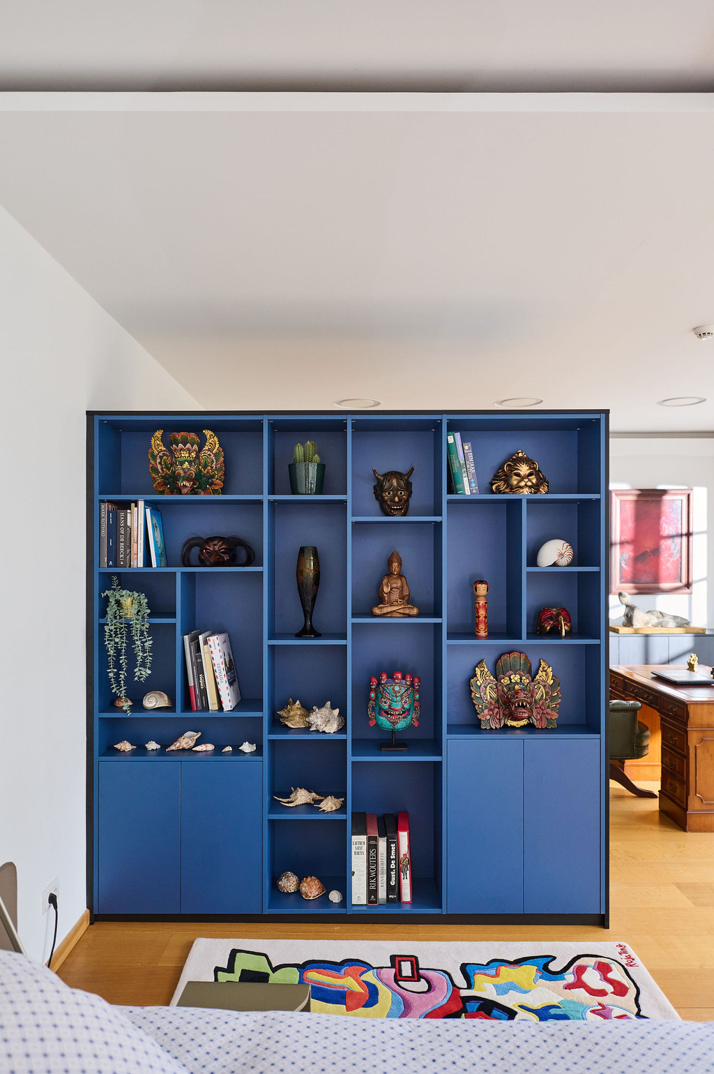 Room divider bleu sur mesure dans le bureau d'Adrien