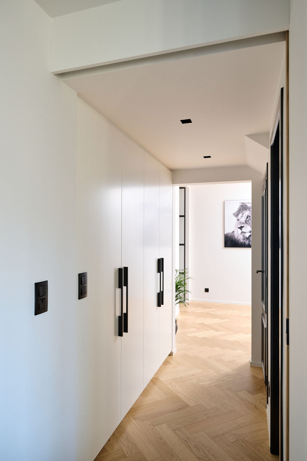 Vestiaire fermé sur mesure avec poignées noirs