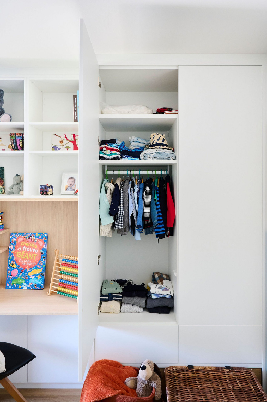 Dressing sur mesure fermé dans la chambre de Louis