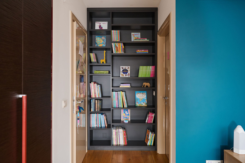 Meuble étagères noir sur mesure dans le couloir de Emily à Anvers