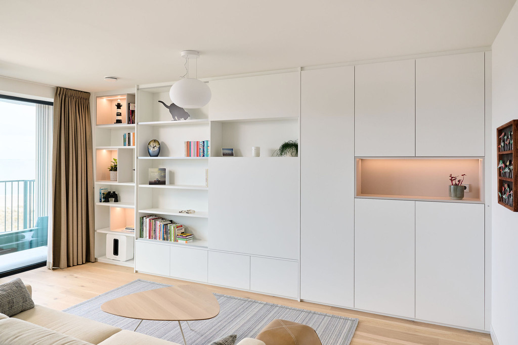 Meuble salon intemporel sur mesure blanc dans le séjour d'Ilse et Dominique à la côte