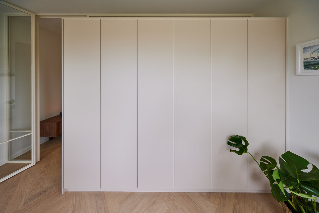 Een discrete maatkast die perfect opgaat in het interieur en rust uitstraalt.