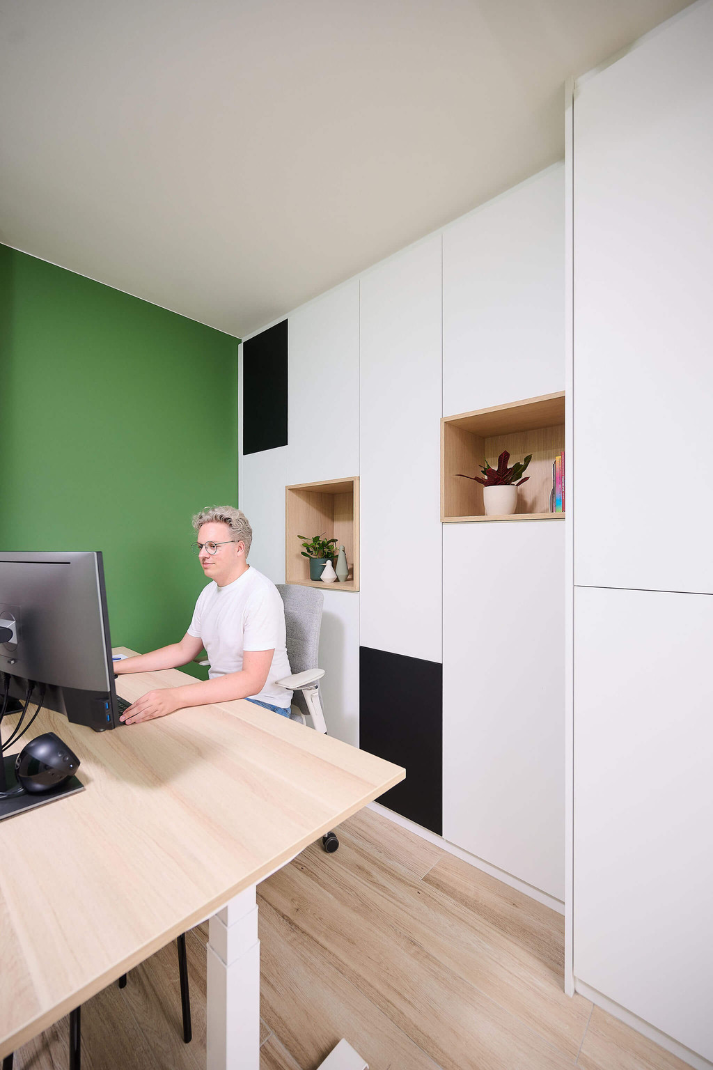 Modern wit bureau op maat van Lennerd in Vosselaar