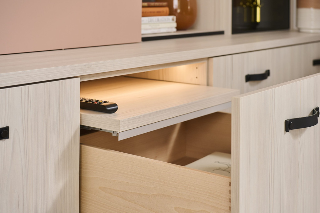 Etagère coulissante dans le meuble TV sur mesure dans le showroom de Rocourt