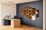 Blauw bureau op maat met open nissen in donkere houttint