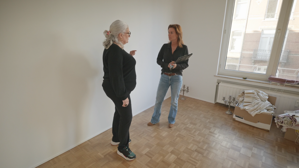 Hélène architecte d'intérieur au domicile de Brigitte pour une idée de l’espace, de la lumière et du style du client