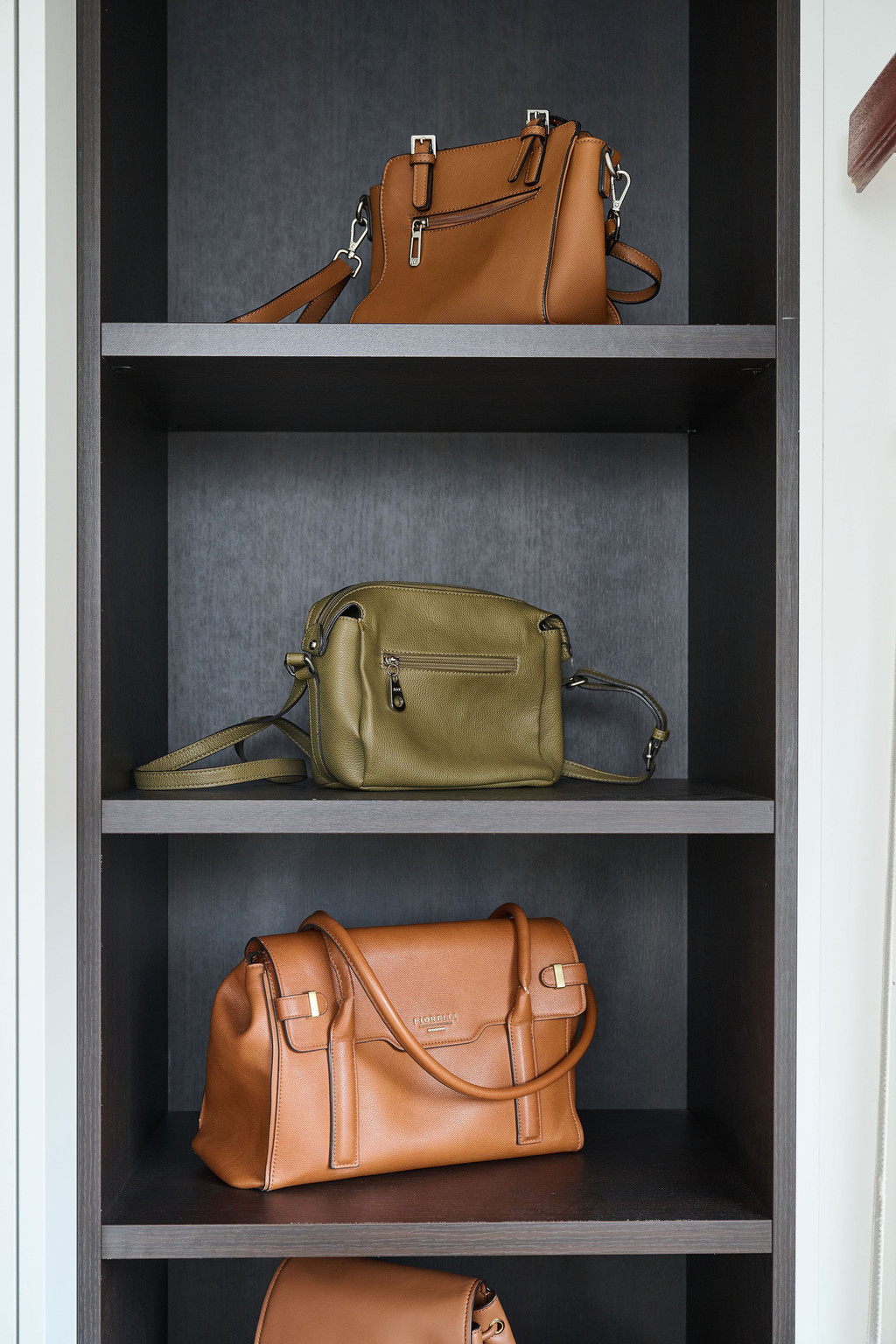 Armoire ouverte sombre pour afficher des sacs à main, par exemple