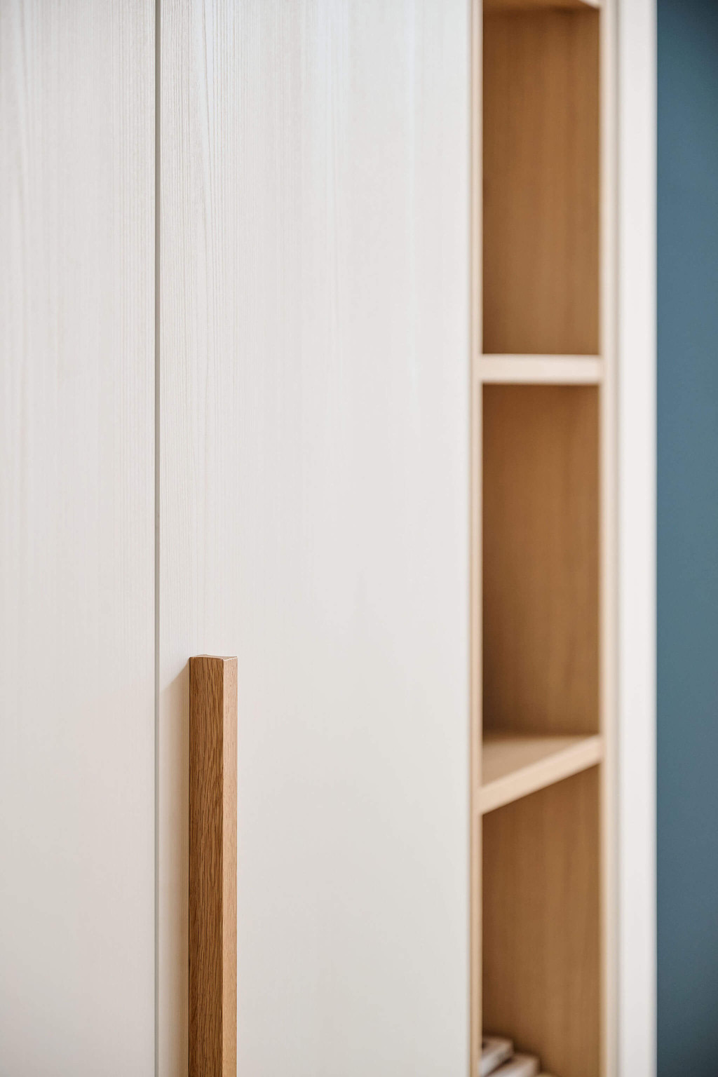 Tijdloze dressing op maat met lichthouten accenten