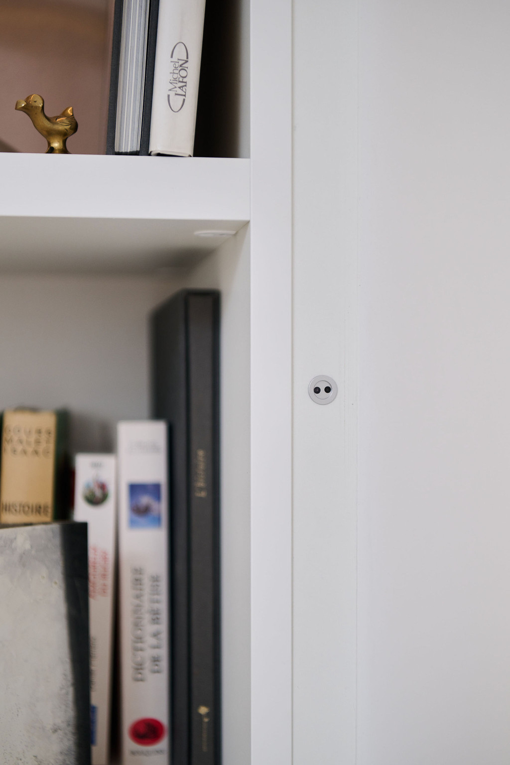 Witte boekenkast op maat met led verlichting