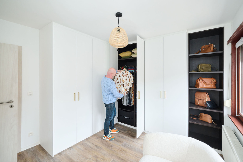 witte dressing op maat met zwarte open kast voor familie