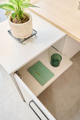 Etagère coulissante dans une armoire de bureau sur mesure chez Tineke et Derko dans l'émission Ons huis/nieuw huis