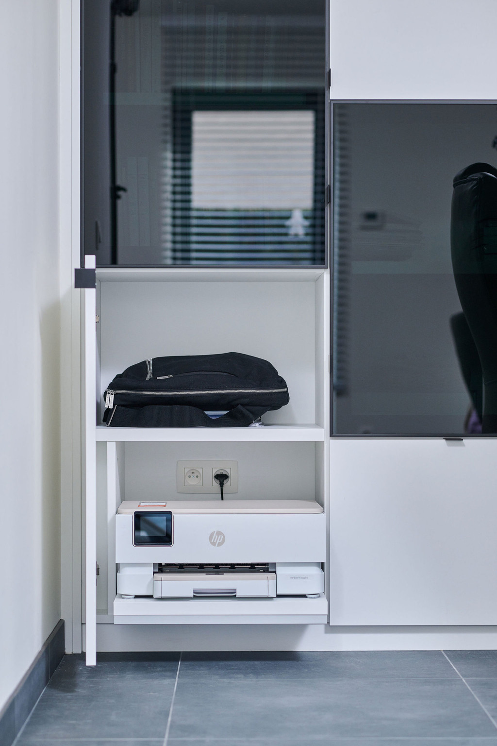 Espace de rangement pour imprimante dans le bureau de Vincent