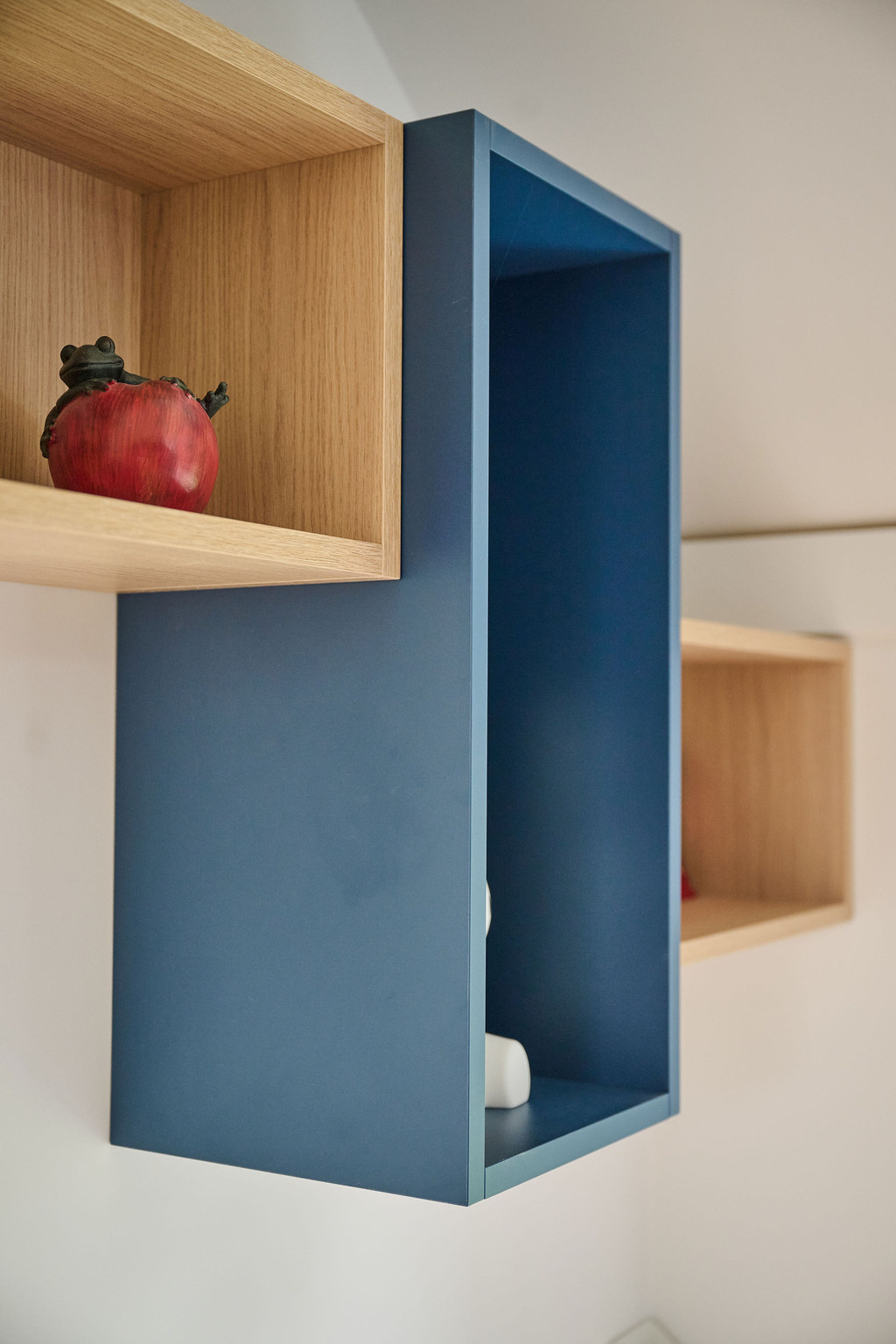 niche de décoration bleue dans chambre d'enfant