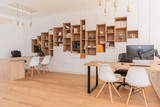 Witte boekenkast met bureau hoek op maat open nis kasten planken moderne en strakke kantoorruimte