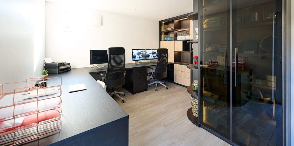 Grand bureau sur mesure noir chez Morgane et Fabian