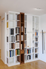 Bibliothèque et étagère sur mesure blanche avec niches ouvertes