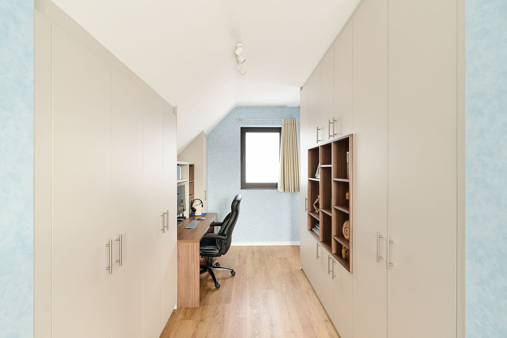 Bureau sur mesure intégré entre des armoires avec niches ouvertes en finition bois, optimisant un espace étroit pour créer un coin de travail fonctionnel et harmonieux, réalisé par Camber