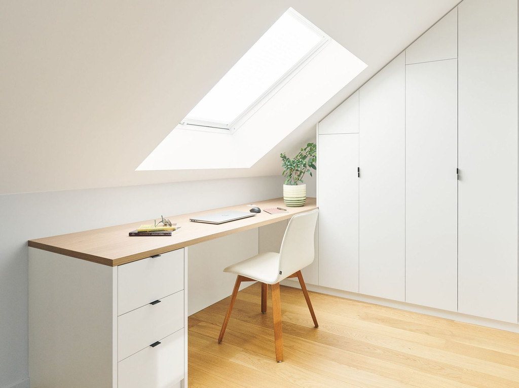 Bureau blanc sur mesure sous pente