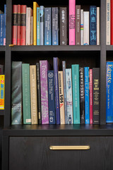 Op maat gemaakte bibliotheek met gouden handgrepen