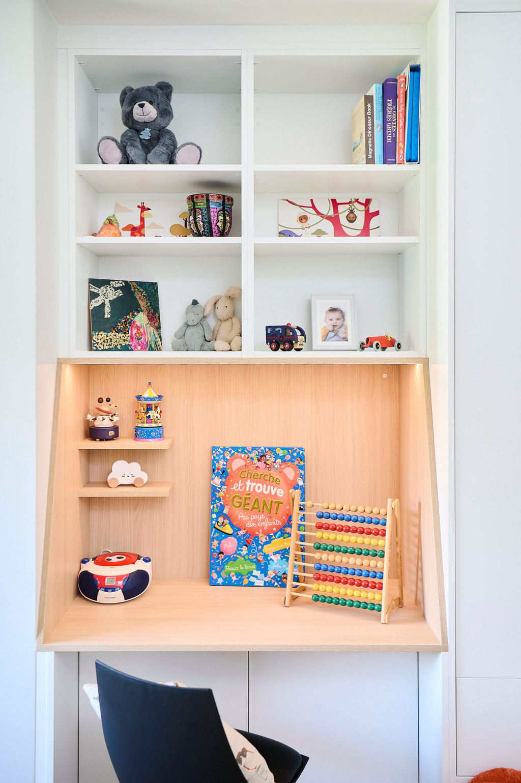 Meuble sur mesure blanc avec bureau en bois intégré