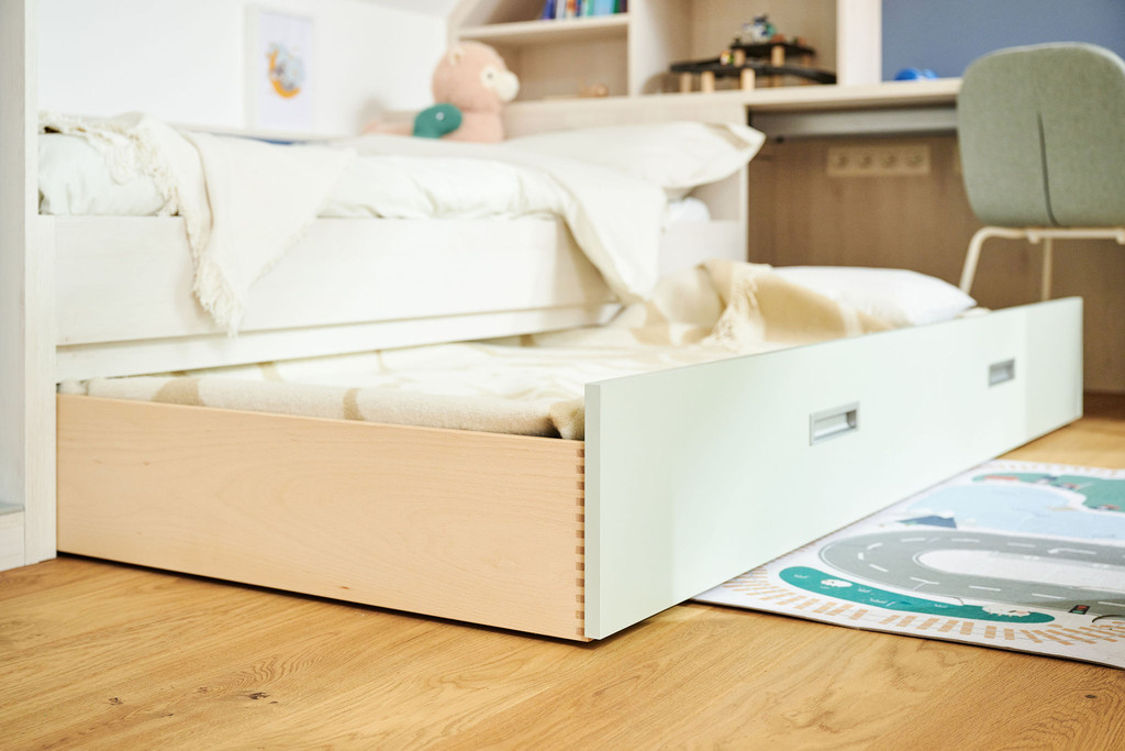 Tiroir en bois dans chambre d'enfant