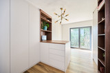 dressing sur mesure avec portes blanches et texture en bois dans la chambre à coucher