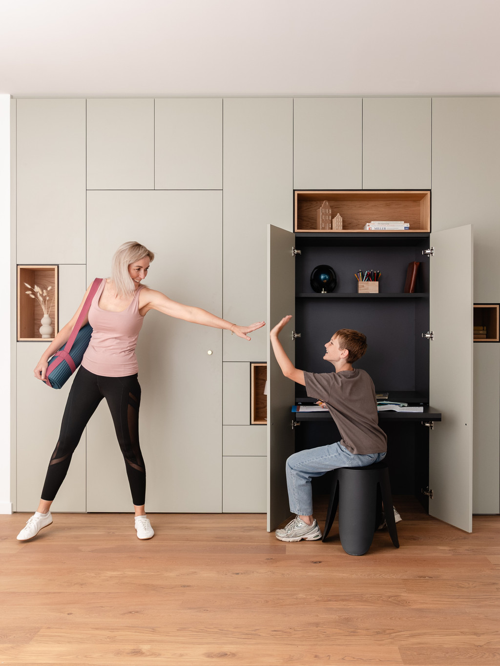 Bibliothèque sur mesure avec bureau escamotable intégré, permettant aux enfants comme aux adultes de disposer d’un espace de travail discret et fonctionnel au quotidien