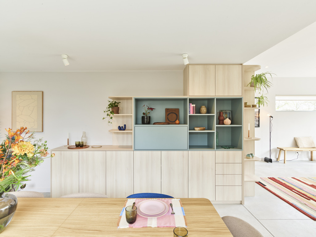 blind gekocht wandkast op maat leefruimte groen en hout
