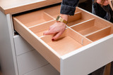 Tiroir dans le bureau sur mesure avec compartiments