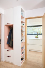 Vestiaire Camber sur mesure dans le hall d’entrée, avec niche ouverte pour manteaux, tiroirs intégrés et rangement à chaussures ouvert, réalisé dans des tons clairs avec des accents chaleureux