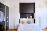 Chambre avec rangements sur mesure