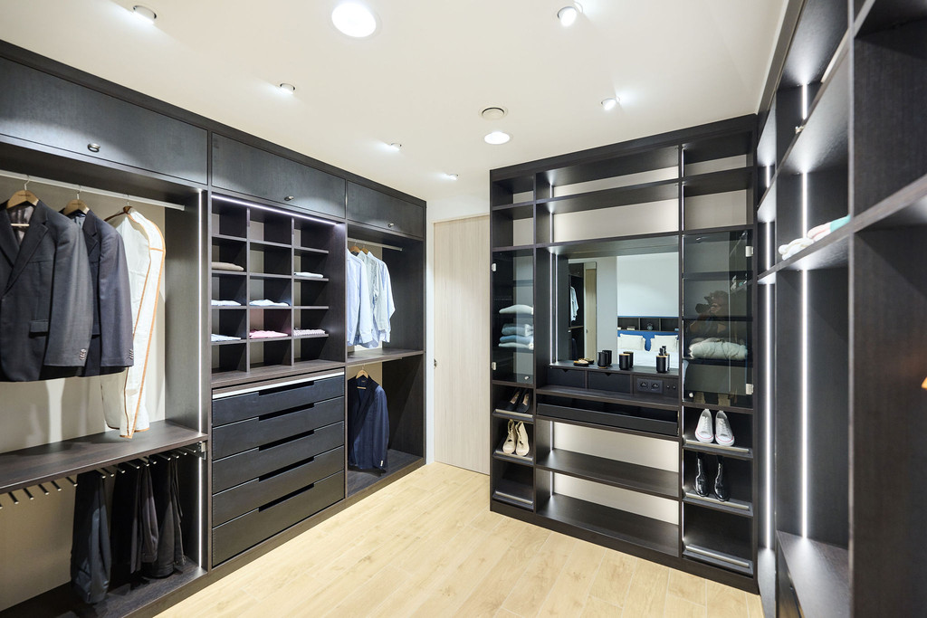 Dressing noir ouvert et sur mesure avec tiroirs étagères rangement et garde robe à Wavre