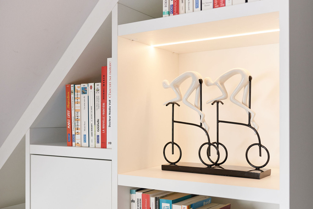 Bibliothèque sous pente avec niches ouvertes chez Daniela