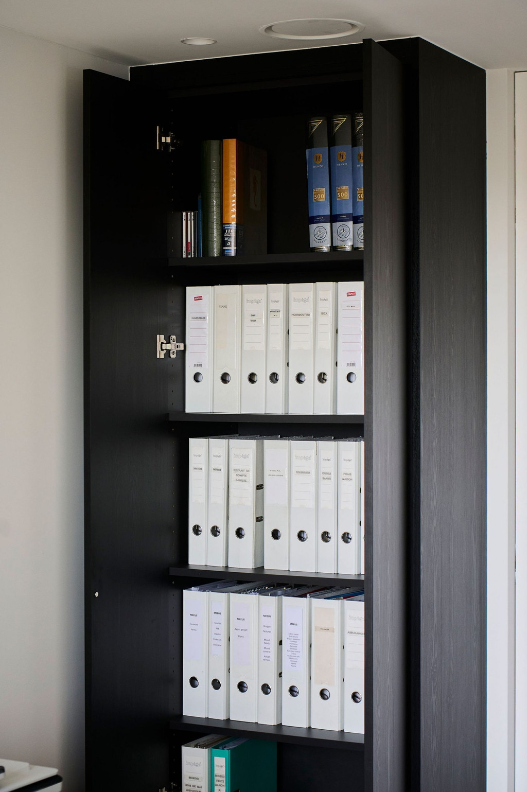 Meuble sur mesure noir avec étagères en noir