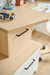 bureau design et sur mesure dans chambre d'enfant