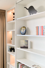 Meuble intemporel sur mesure dans le salon d'Ilse et Dominique à la côte