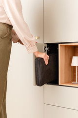 Niche de rangement intégrée dans une bibliothèque sur mesure, idéale pour ranger un sac d’ordinateur portable et garder un espace de travail ordonné et fonctionnel