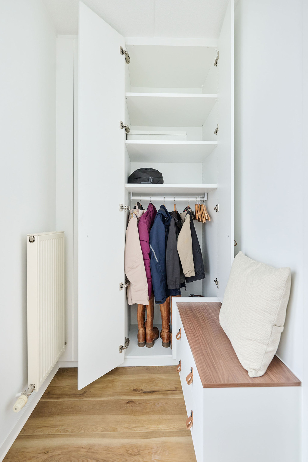 vestiaire blanc sur mesure avec barre de suspension pour les manteaux