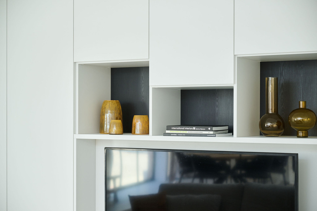 Meuble TV blanc sur mesure avec niches ouvertes chez Ilse et Frédéric dans l'émission Ons huis/nieuw huis