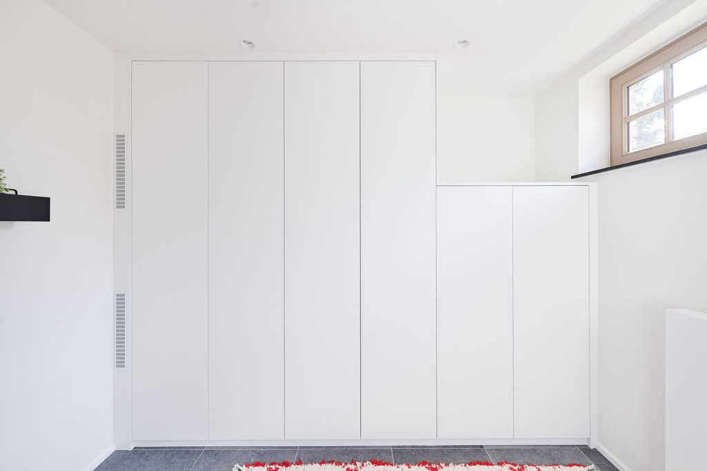 kleine ruimte inrichten grote en witte vestiaire