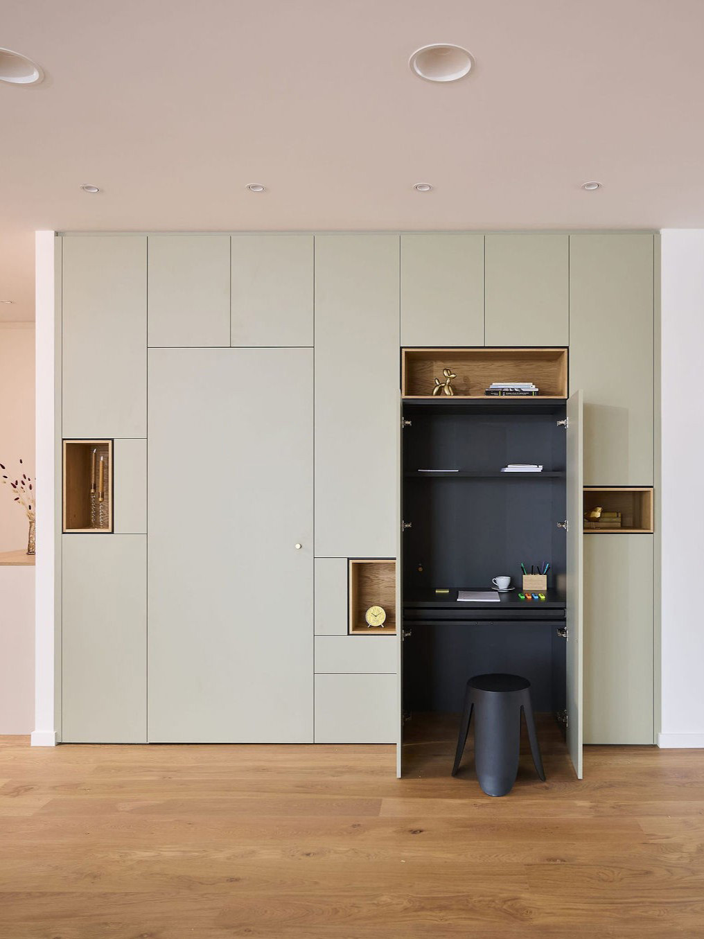 Multifunctioneel wandmeubel met uitklapbaar bureau