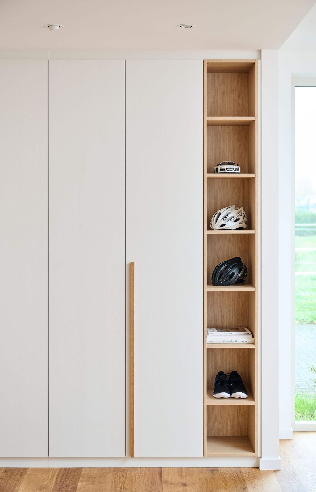 Witte dressing op maat met open nissen in houttint en houten handgrepen