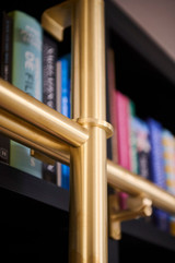Close up op gouden ladder in de bibliotheek van Jonas en Alexandra